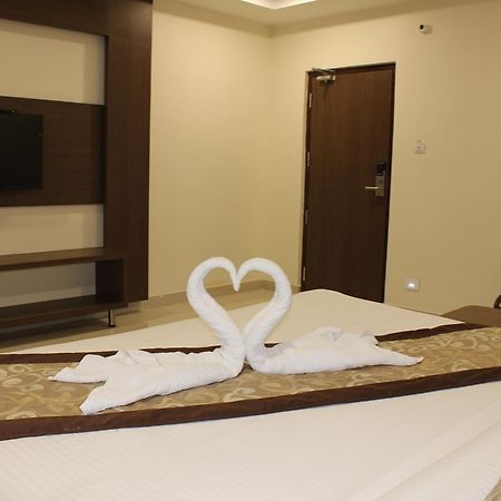 Hotel Grand Gayathri Khammam Exteriör bild