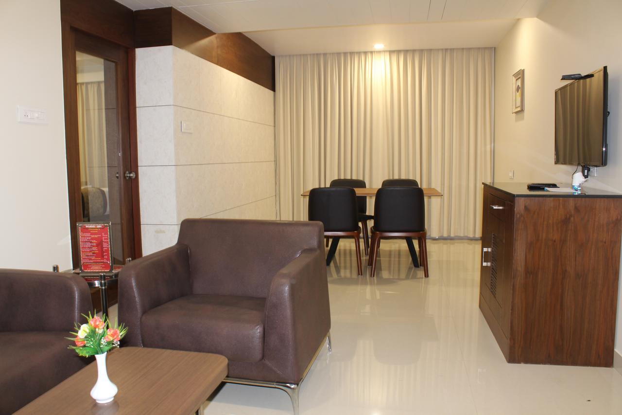 Hotel Grand Gayathri Khammam Exteriör bild