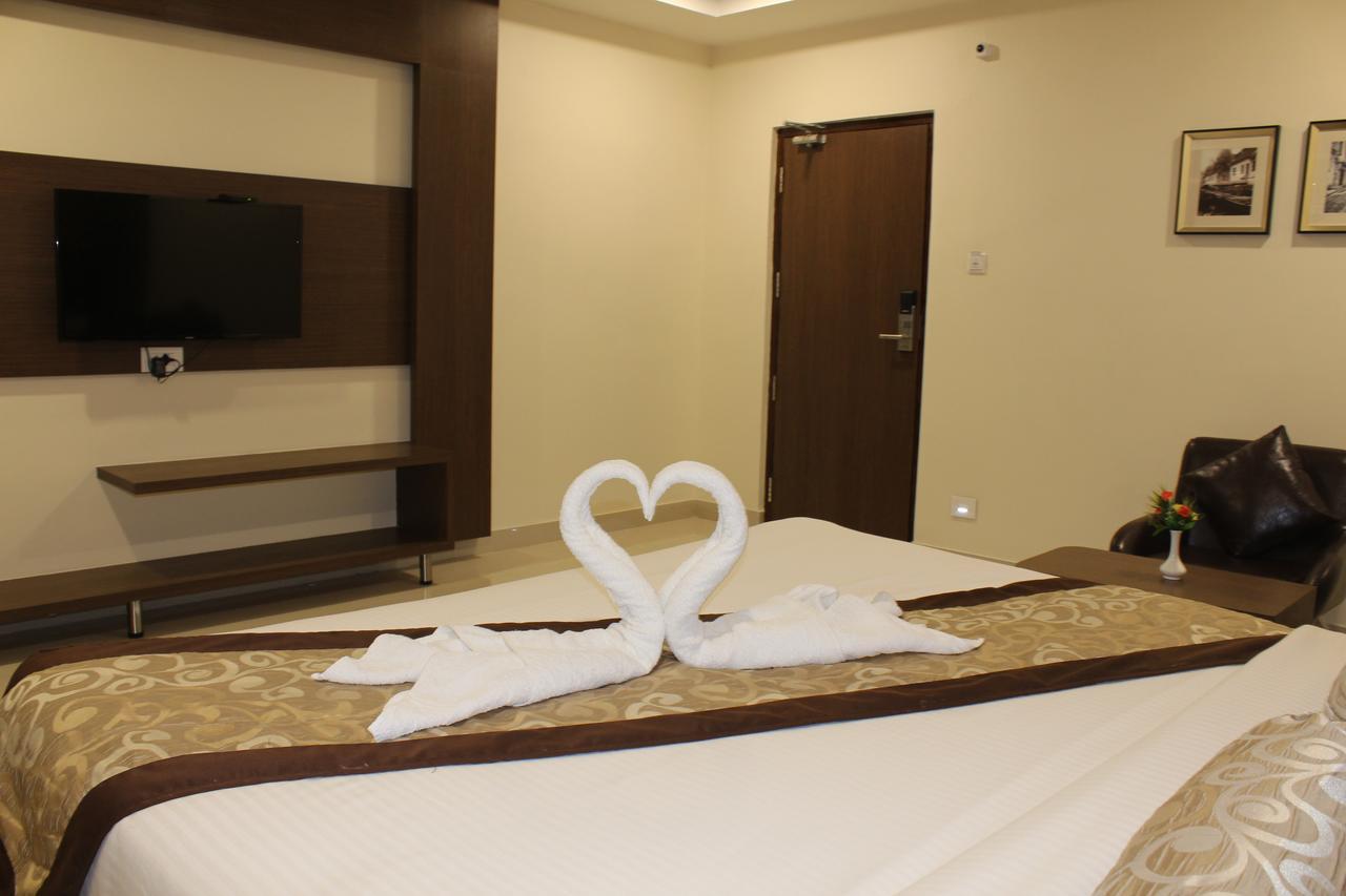 Hotel Grand Gayathri Khammam Exteriör bild