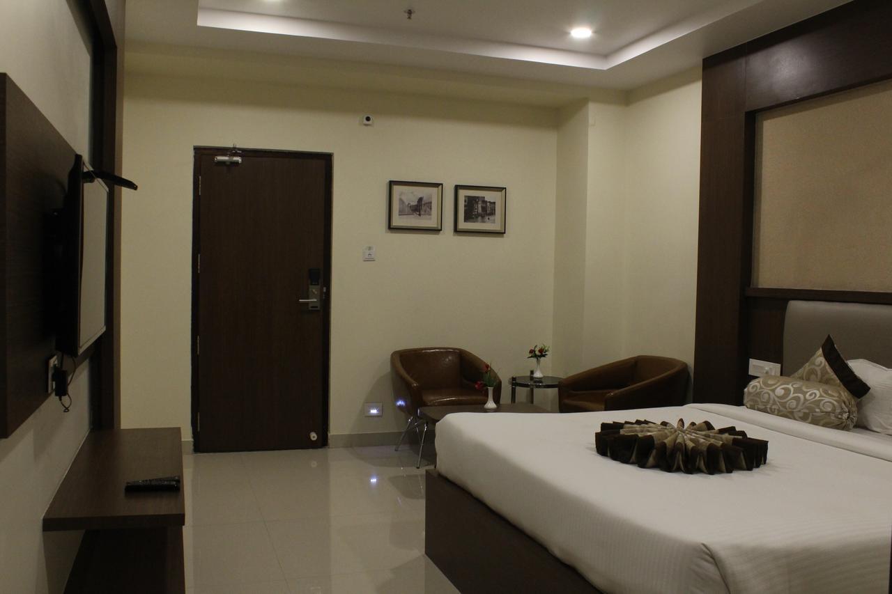 Hotel Grand Gayathri Khammam Exteriör bild