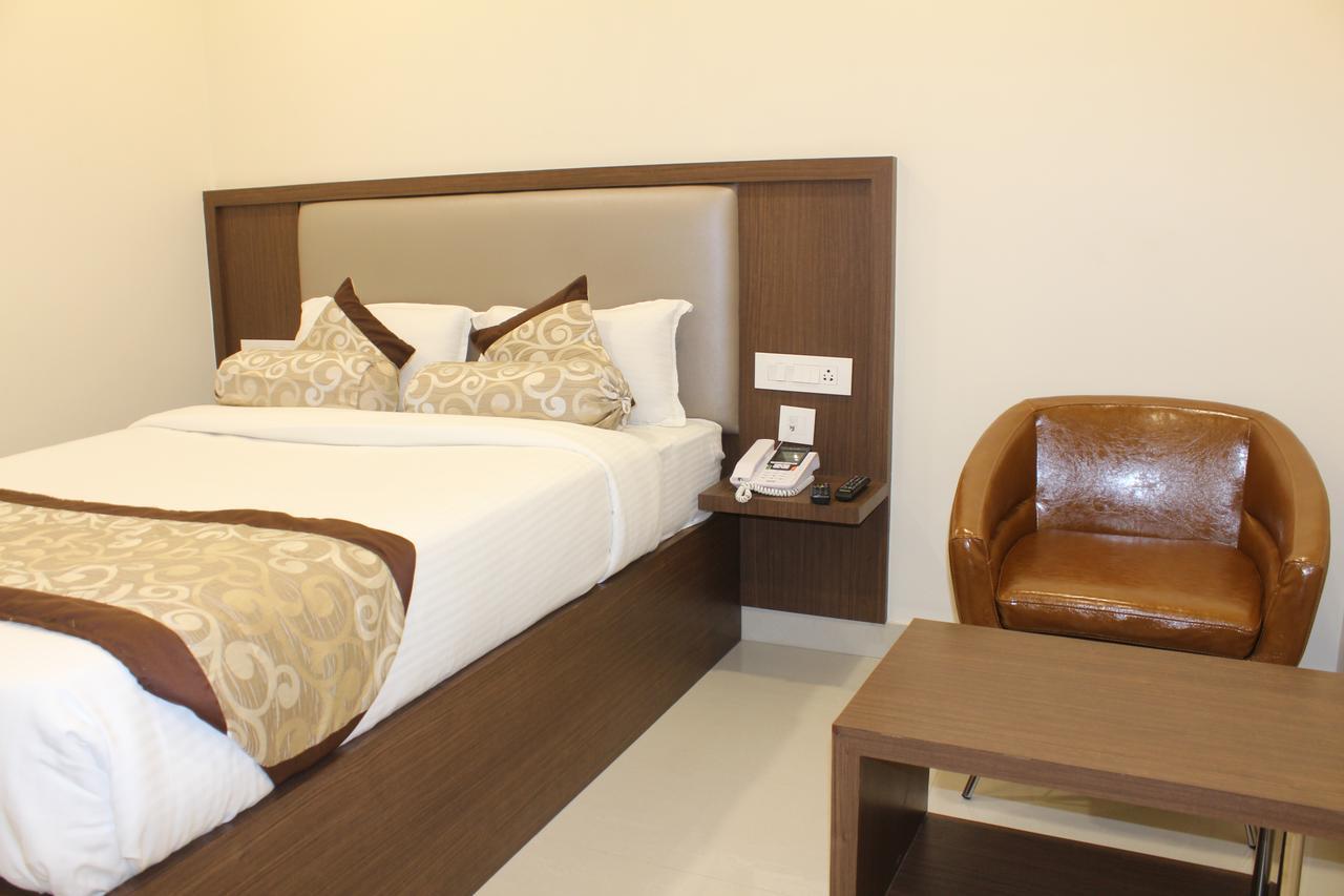 Hotel Grand Gayathri Khammam Exteriör bild