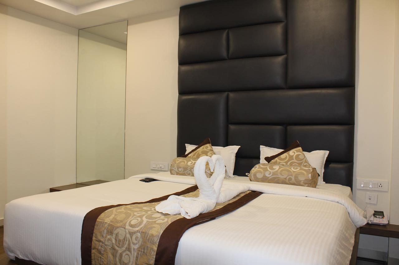 Hotel Grand Gayathri Khammam Exteriör bild