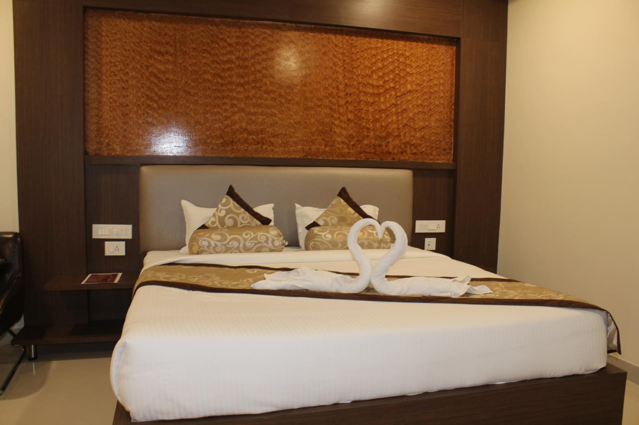 Hotel Grand Gayathri Khammam Exteriör bild