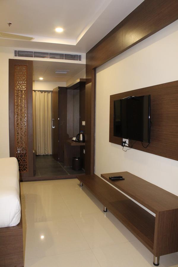 Hotel Grand Gayathri Khammam Exteriör bild