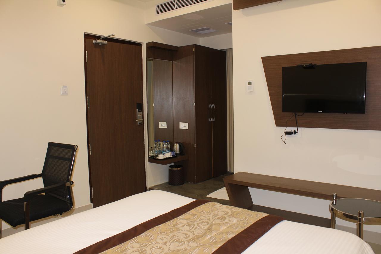 Hotel Grand Gayathri Khammam Exteriör bild