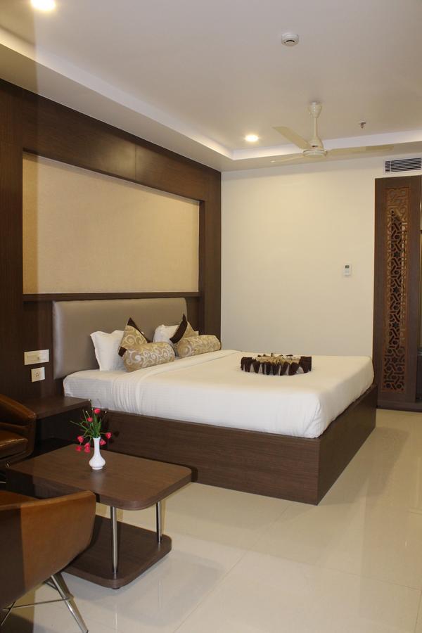 Hotel Grand Gayathri Khammam Exteriör bild