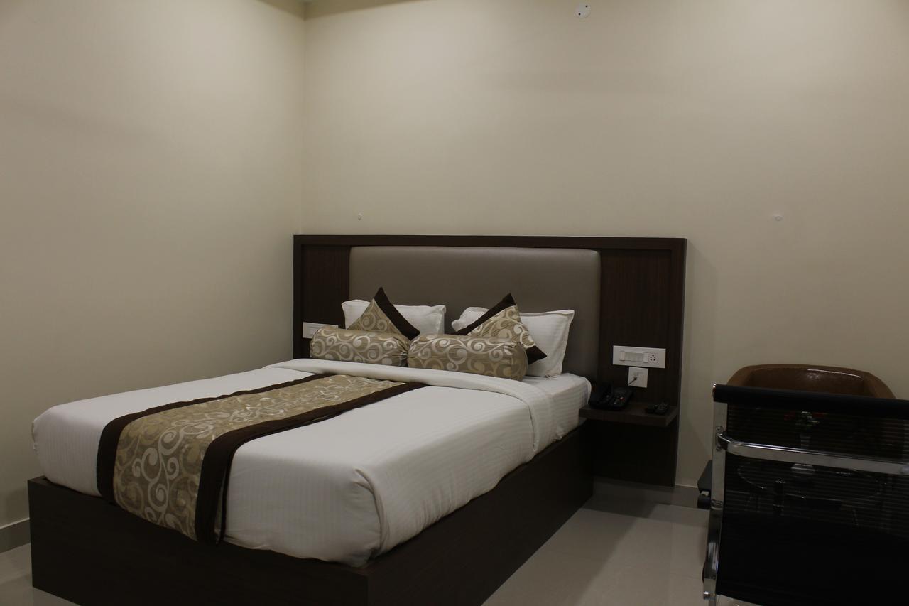 Hotel Grand Gayathri Khammam Exteriör bild