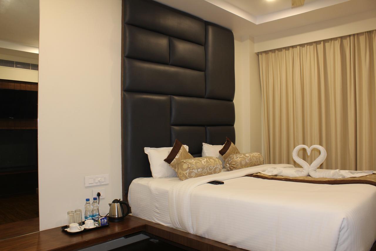 Hotel Grand Gayathri Khammam Exteriör bild