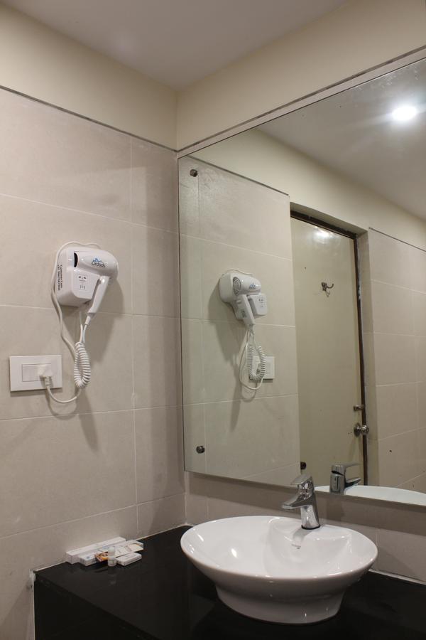 Hotel Grand Gayathri Khammam Exteriör bild
