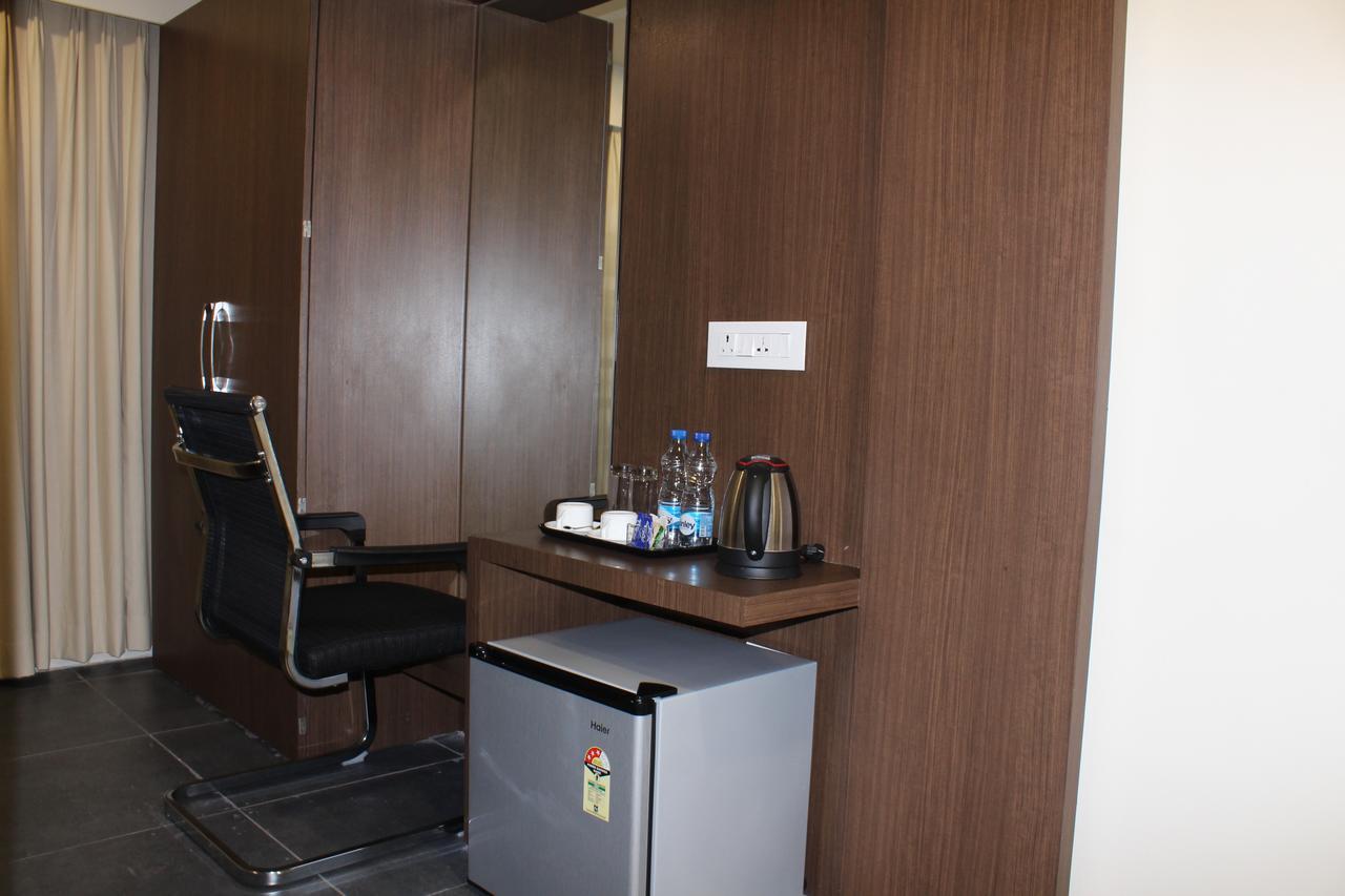 Hotel Grand Gayathri Khammam Exteriör bild