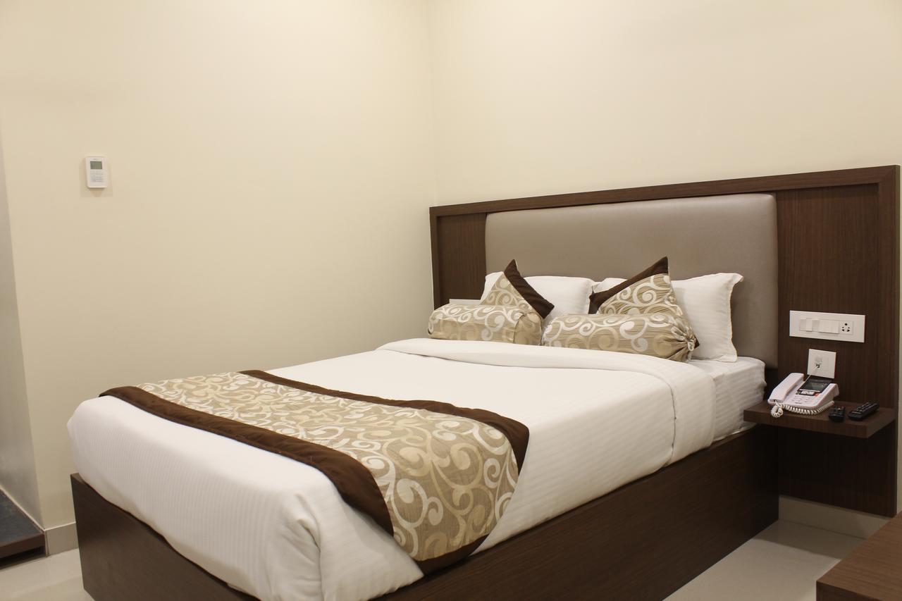 Hotel Grand Gayathri Khammam Exteriör bild
