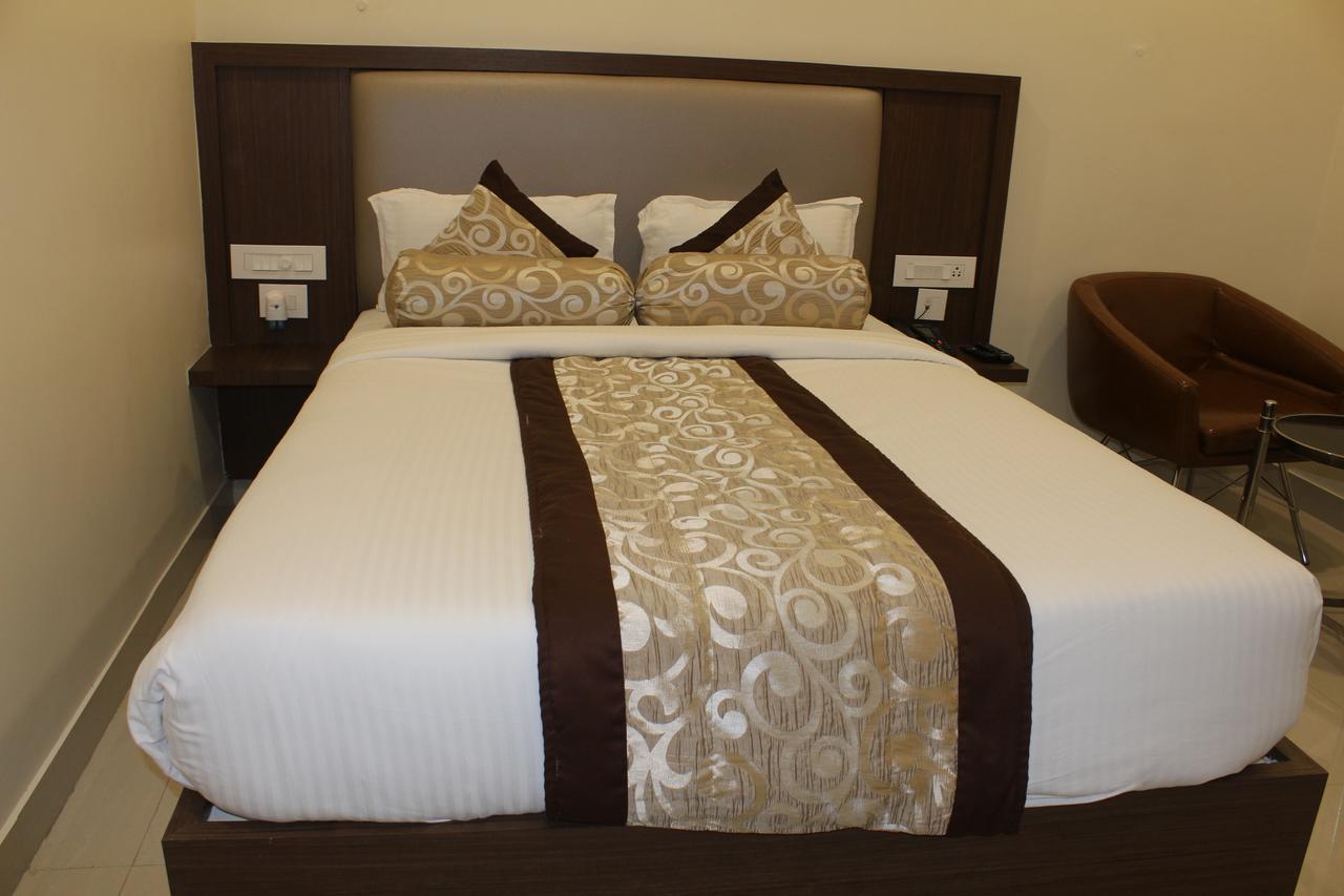 Hotel Grand Gayathri Khammam Exteriör bild