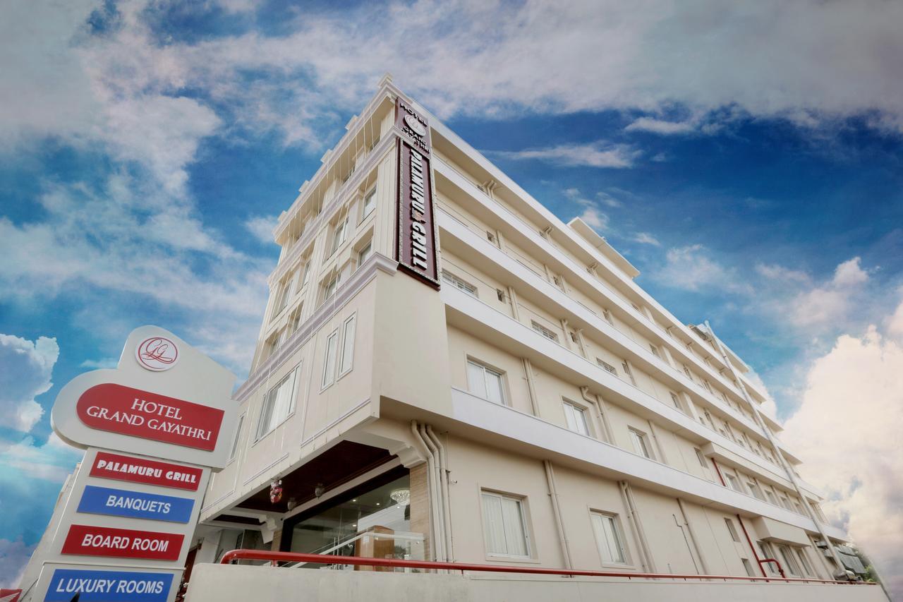 Hotel Grand Gayathri Khammam Exteriör bild