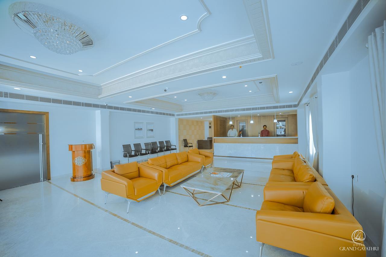 Hotel Grand Gayathri Khammam Exteriör bild